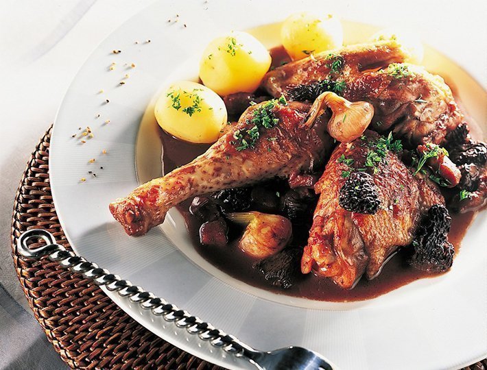 Recette du quotidien CoQ au vin et morilles.