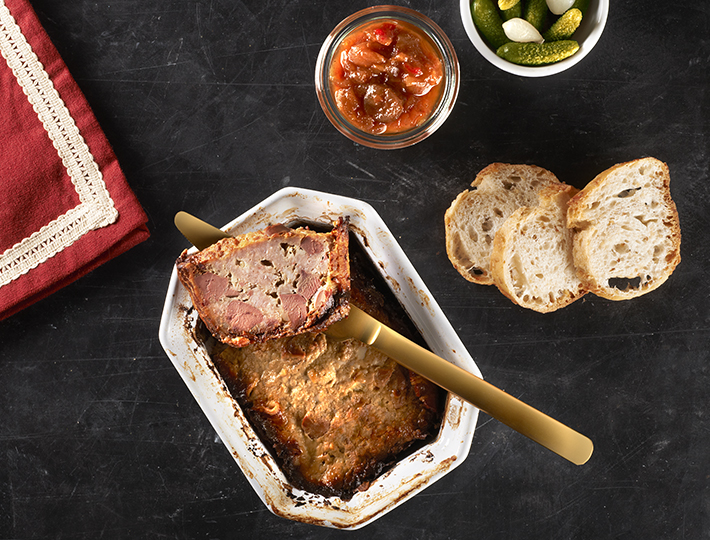 Épatez vos amis, en réalisant vous même votre propre Terrine de campagne aux foies de poulet confits. Régalez-vous avec notre recette Maître CoQ