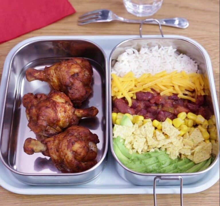 Lunch Box : Le Bento Burrito Poulet est une savoureuse recette réalisée avec des CoQ'Ailes Mexicain et du Cheddar. Un repas rapide et facile à réaliser.