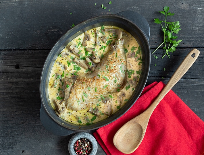 Goûtez cette recette Maitre CoQ de cuisse de dinde en cocotte aux champignons et à la crème. Une recette simple mais succulente !