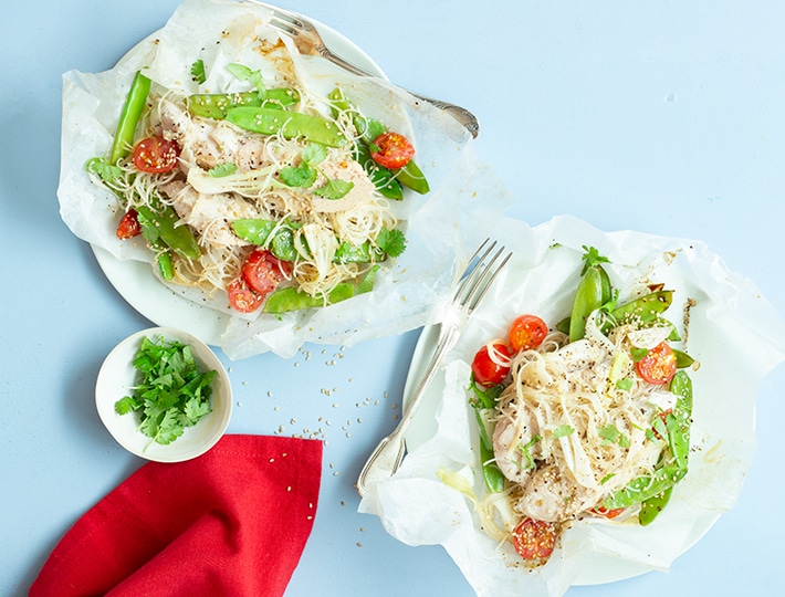 Maitre Coq vous invite à essaye sa nouvelle recette de papillote de poulet aux légumes et vermicelles de riz ! Un pur plaisir !