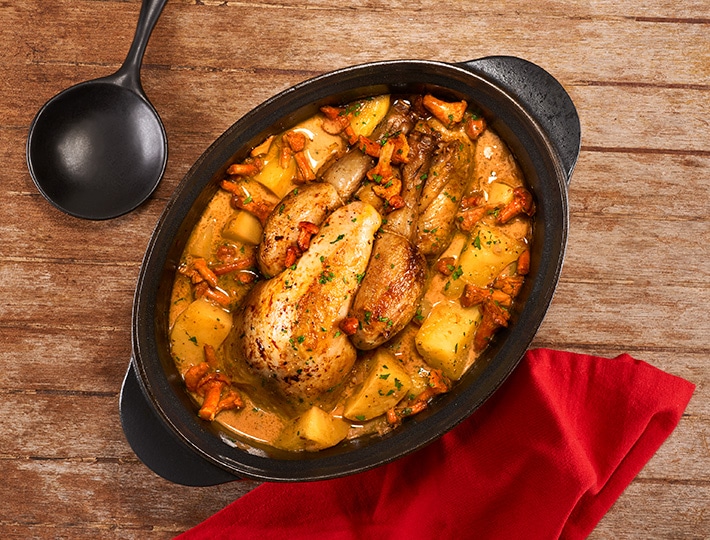 Nous vous proposons cette savoureuse recette de pintade en cocotte à la crème et aux girolles qui saura épater vos convives !