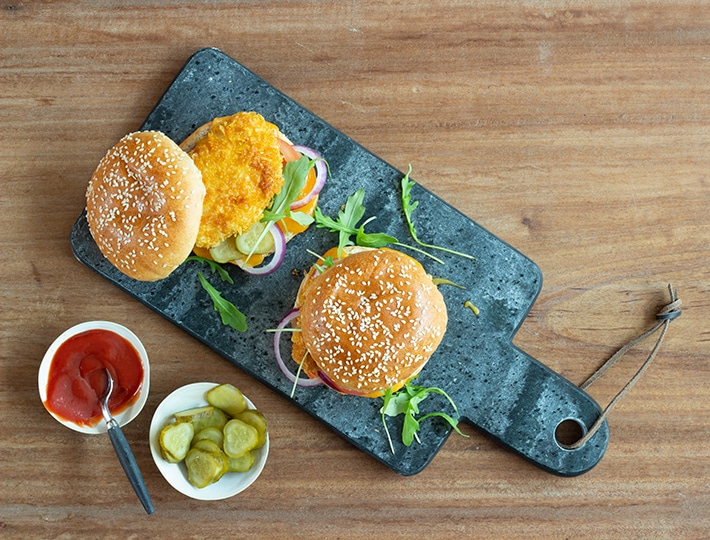 Nous vous proposons cette succulente recette de burger de poulet pané à la fois rapide et facile elle saura régaler tous vos convives.