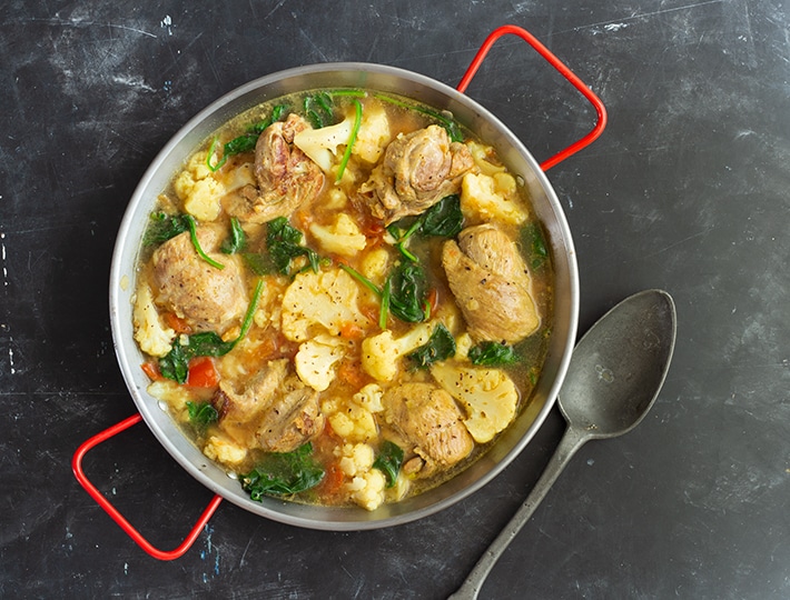 Maître CoQ vous propose cette recette de sauté de dinde au curry au chou-fleur. Elle saura régaler petits et grands !