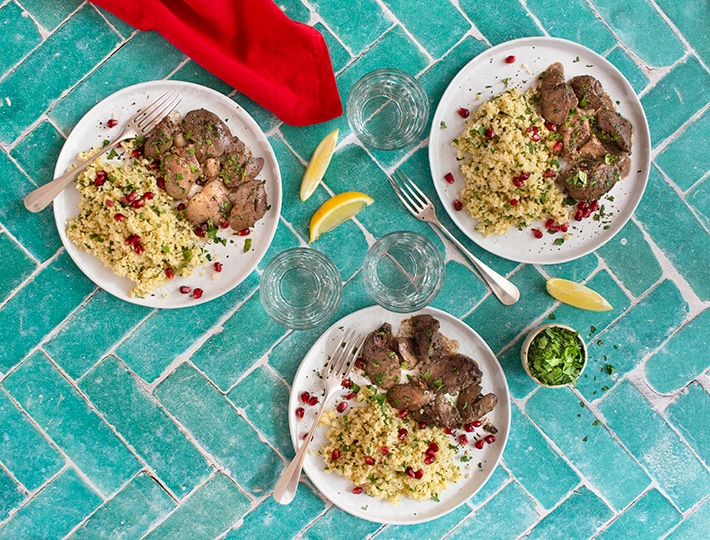 Maître CoQ vous présente sa délicieuse recette de foies de volaille à la libanaise et boulgour aux herbes.