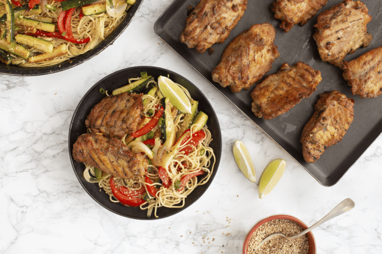 Découvrez notre délicieuse recette de Chicken Ribs et nouilles sautées aux légumes